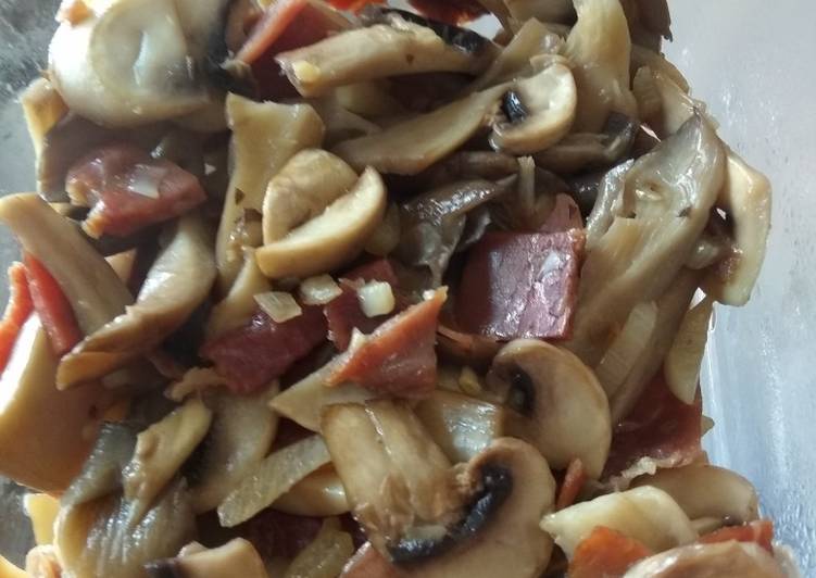 Setas y champiñones al ajillo con jamón
