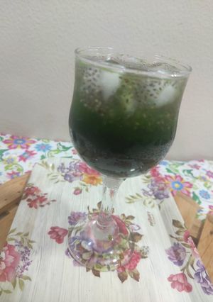 A picture of Chia seeds mint lemon drink.