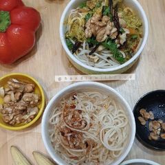 A picture of Burmese Khowsuey.