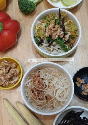 A picture of Burmese Khowsuey.