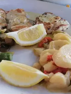 Una foto de Gallineta al horno con verduras y vino