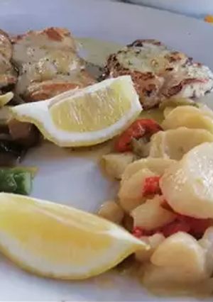 Una foto de Gallineta al horno con verduras y vino
