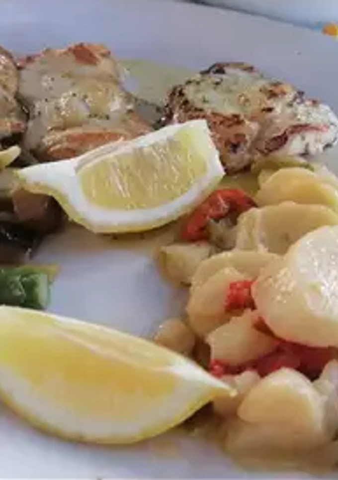 Una foto de Gallineta al horno con verduras y vino