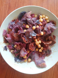 Una foto de Lombarda con garbanzos y chorizo