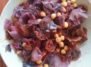 Foto principal de Lombarda con garbanzos y chorizo