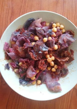 Una foto de Lombarda con garbanzos y chorizo