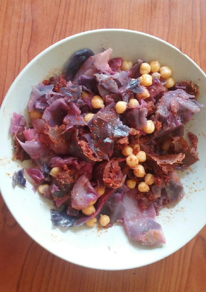 Una foto de Lombarda con garbanzos y chorizo