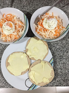 Una foto de Pancakes de avena y almendra con 🥗 y 🥚