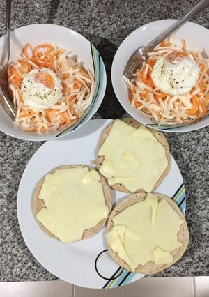 Una foto de Pancakes de avena y almendra con 🥗 y 🥚