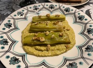 Una foto de Puerros Asados con Salsa Romesco de Pimientos Italianos en Microondas …