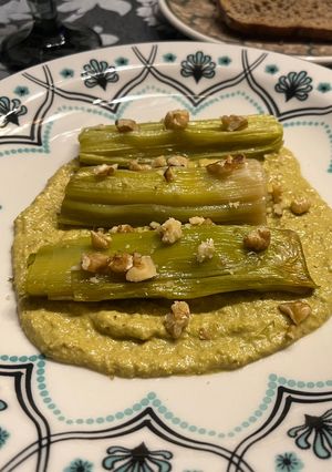 Una foto de Puerros Asados con Salsa Romesco de Pimientos Italianos en Microondas …