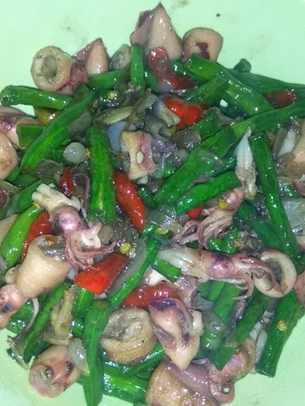 Cara Simple Membuat Resep  Tumis cumi asin vs kacang panjang pedas manis yang Bisa Manjain Lidah, Bikin Ketagihan