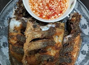 Hình của món Cá chiên chấm mắm tỏi ớt.