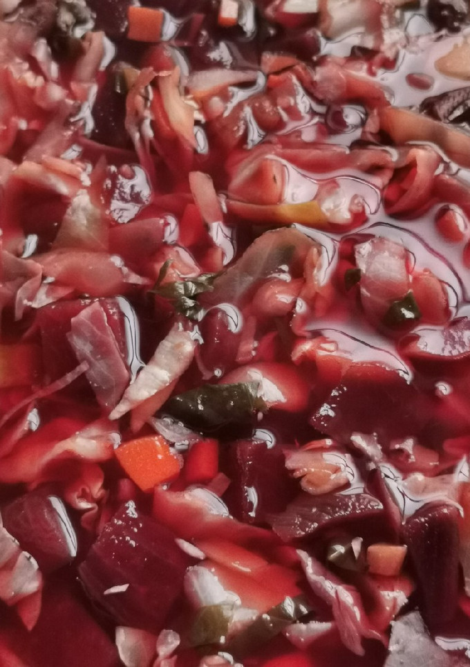 Una foto de Sopa de col y betabel
