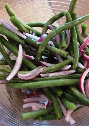 A picture of Haricot verts salad with a mustard vinaigrette.