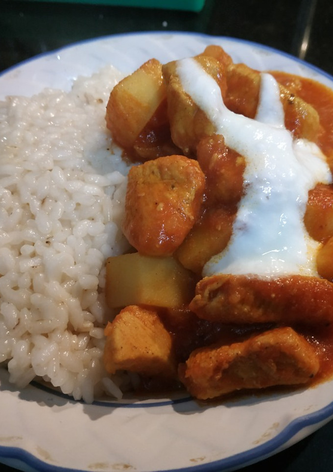 Una foto de Pollo al curry rojo