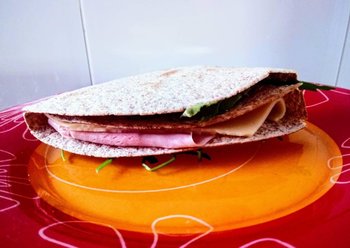 Tortilla wrap hack de jamón, queso, rúcula y aguacate