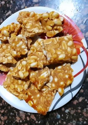 मूंगफली की चिक्की (Mungfali ki chikki recipe in hindi) रेसिपी मुख्य फोटो