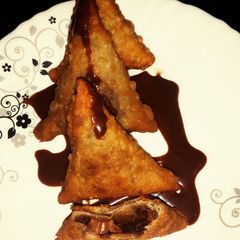 A picture of Choco banana filled samosas..