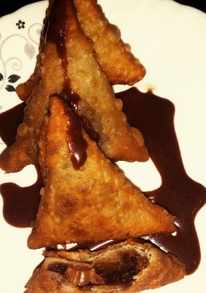 A picture of Choco banana filled samosas..