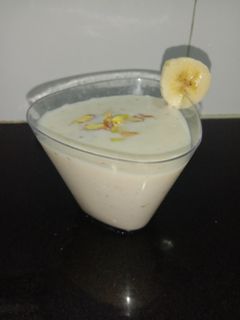 બનાના મીલ્ક શેઇક(Banana Milk shake Recipe in Gujarat) રેસીપી મુખ્ય ફોટો