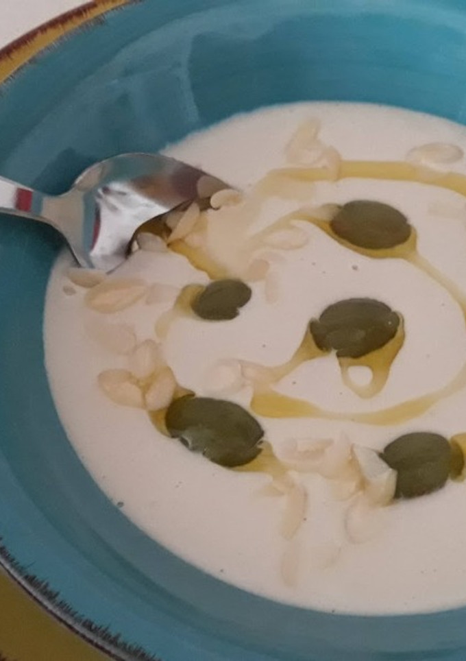 Una foto de Crema fría de ajoblanco