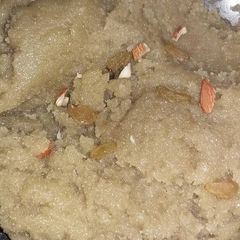 A picture of Gur wala suji ka halwa.