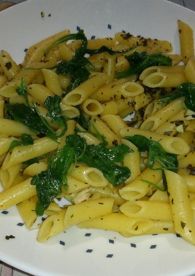 Una foto de Macarrones con rúcula