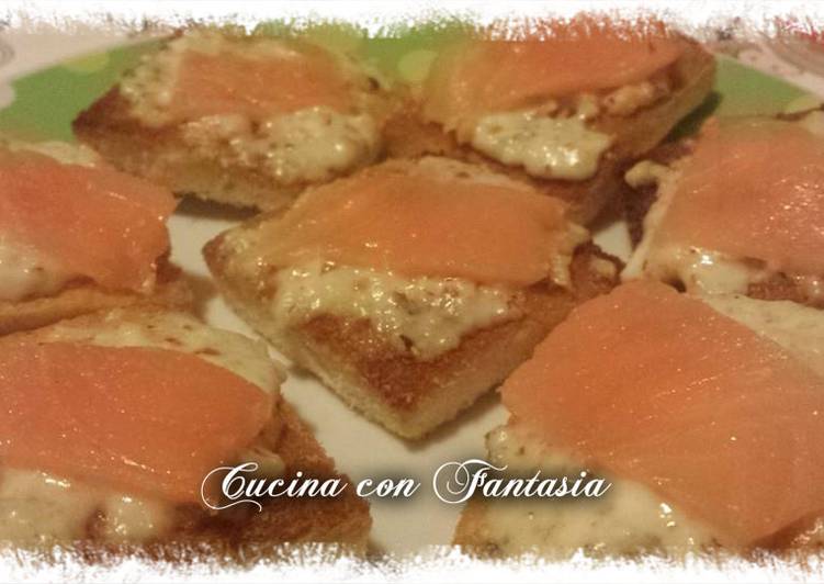 Bruschette con stracchino, noci e Salmone