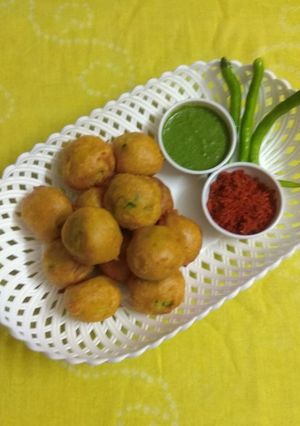 A picture of Batata vada.