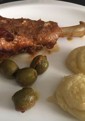 Una foto de Muslo de pavo al horno con puré de papa