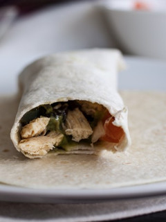 Una foto de Burritos con frijoles y sobras de pollo