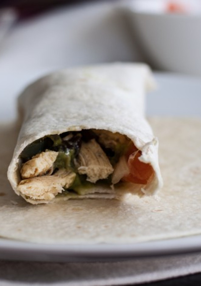Una foto de Burritos con frijoles y sobras de pollo