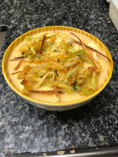 Una foto de 202. Consomé de apio y manzana (entrante sopa)