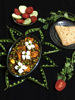 A picture of Matar Paneer.