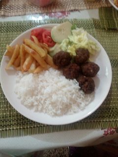 Una foto de Albóndigas con papas y ensalada