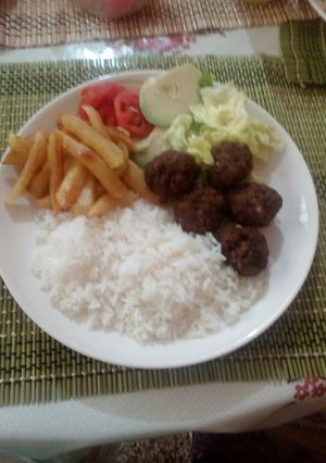 Una foto de Albóndigas con papas y ensalada