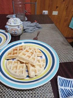 Una foto de Waffles con plátanos y majar
