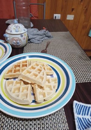 Una foto de Waffles con plátanos y majar