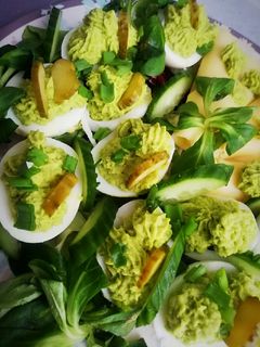 Zdjęcie przepisu Jajka faszerowane zielonym groszkiem.