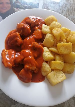 Una foto de Carne de pollo con salsa de tomate