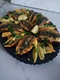 صورة لوصفة السردين بحشوة الارز مع بطاطا مقلية