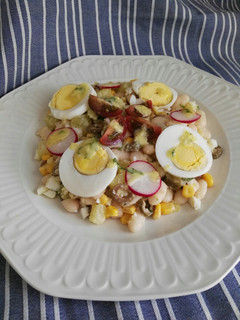 Una foto de Ensalada de alubias blancas con patatas