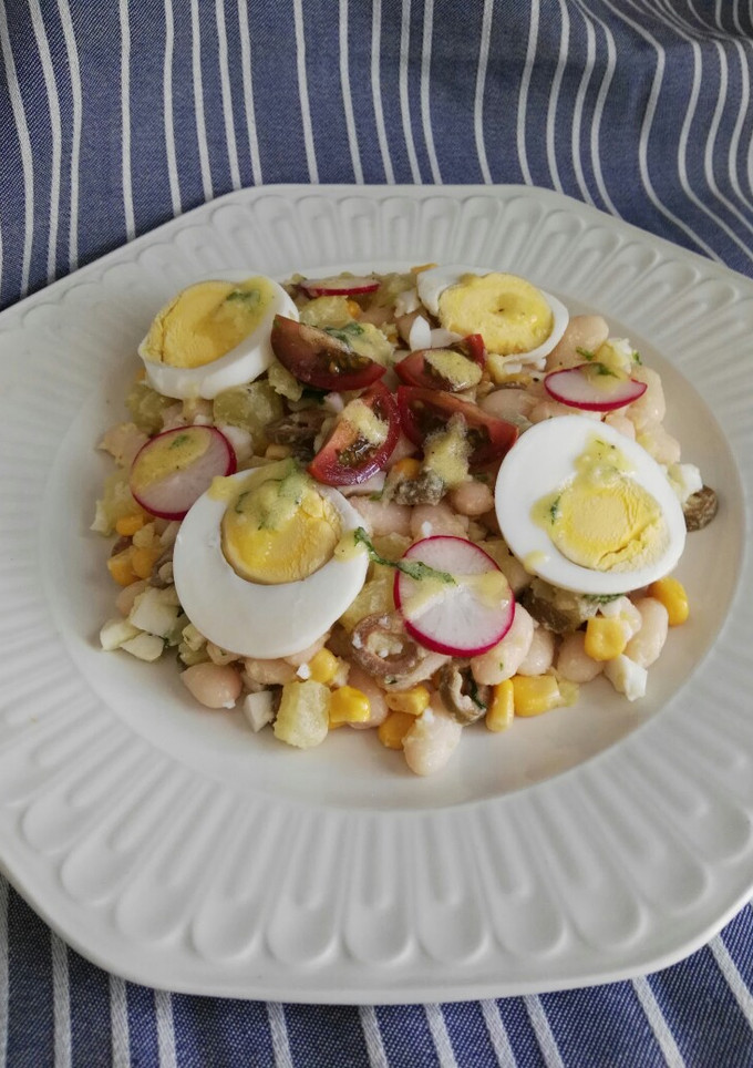 Una foto de Ensalada de alubias blancas con patatas