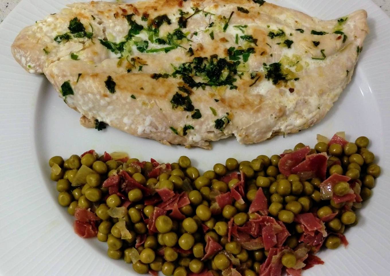 Palometa al ajillo y guisantes salteados con jamón