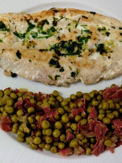 Una foto de Palometa al ajillo y guisantes salteados con jamón