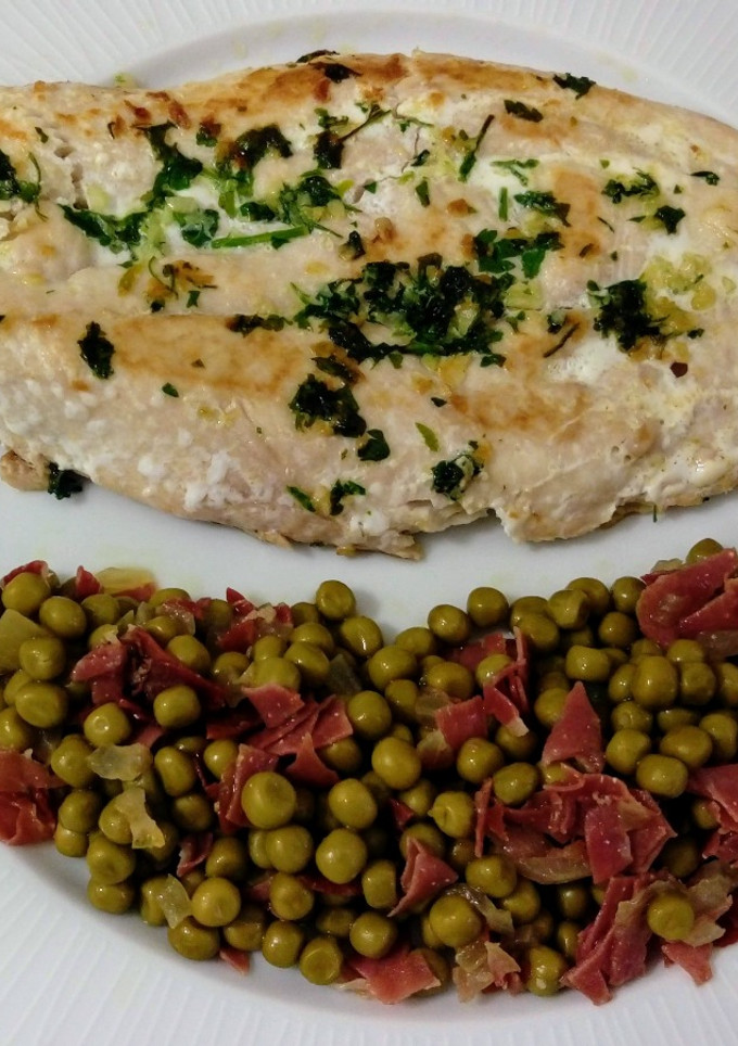 Una foto de Palometa al ajillo y guisantes salteados con jamón