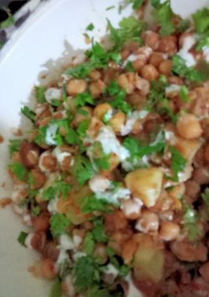 A picture of Kathiya wari choly chaat😋.