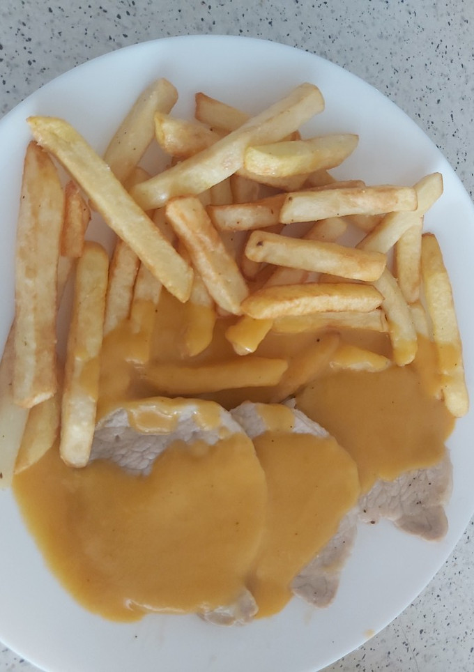Una foto de Filetes de cinta de lomo con salsa😁