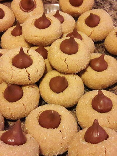 Una foto de Galletas de crema de cacahuate y chocolate kiss